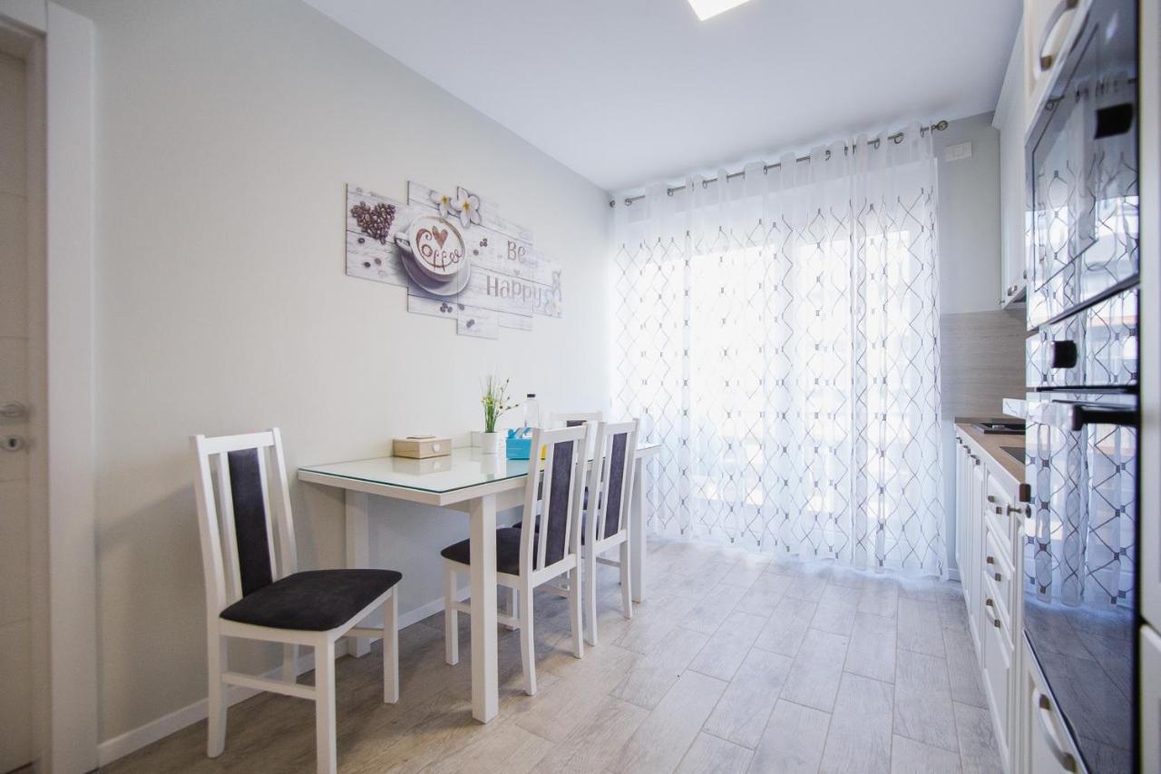 Retreat To A Stylish Home At West Residence Oradea Eksteriør billede