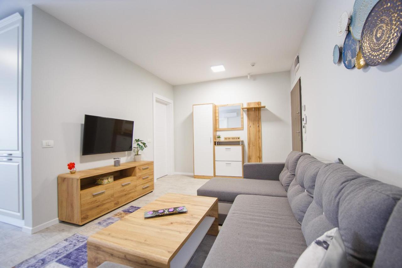 Retreat To A Stylish Home At West Residence Oradea Eksteriør billede