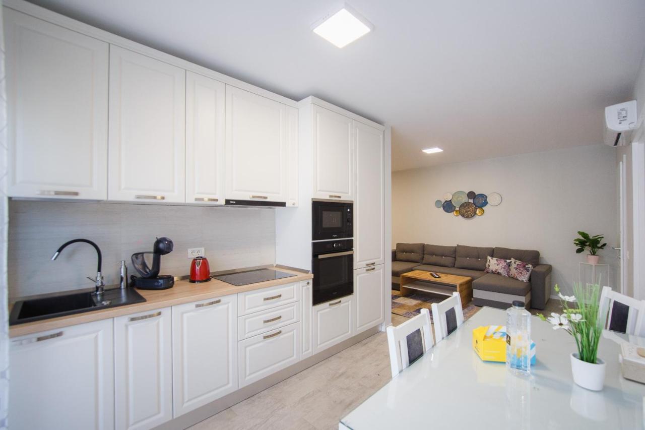 Retreat To A Stylish Home At West Residence Oradea Eksteriør billede