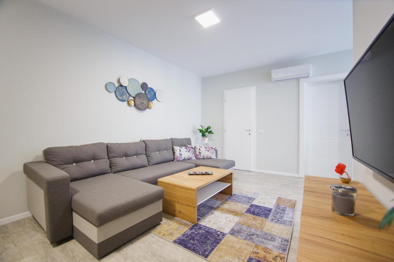 Retreat To A Stylish Home At West Residence Oradea Eksteriør billede
