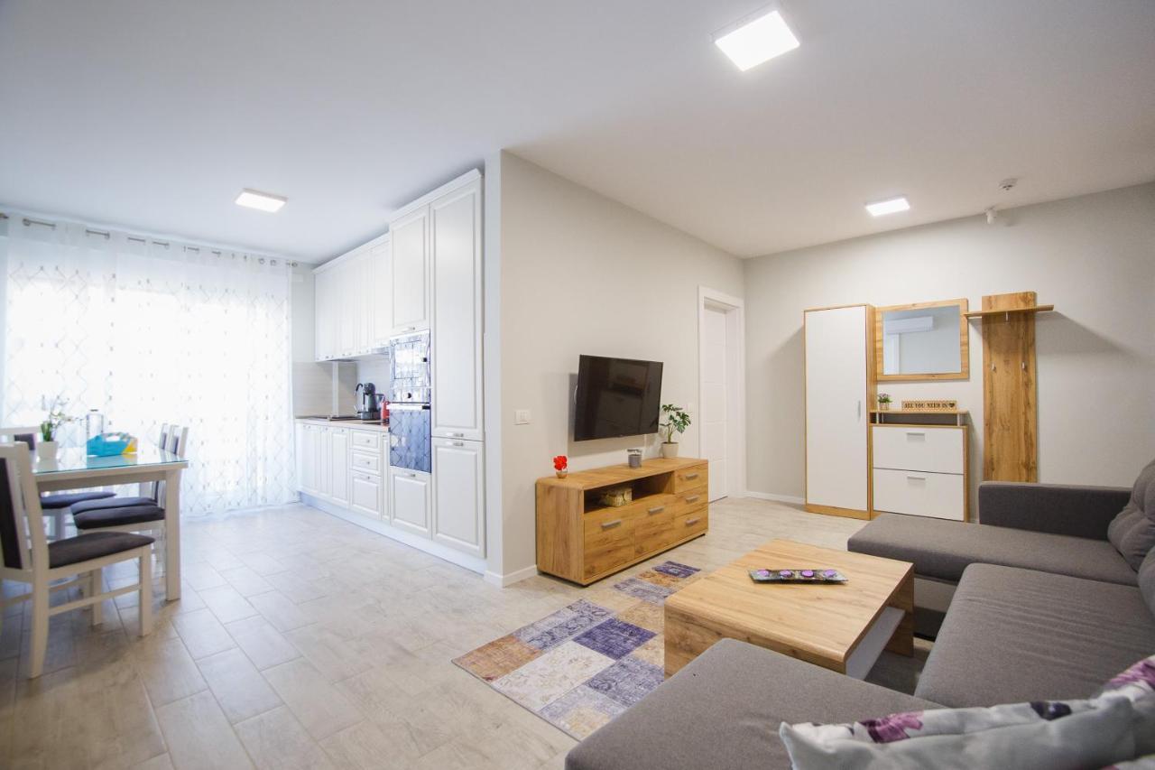 Retreat To A Stylish Home At West Residence Oradea Eksteriør billede