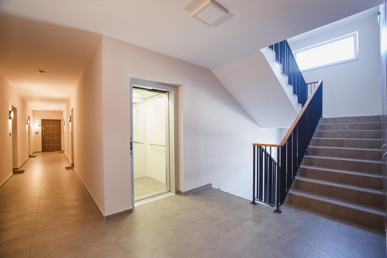Retreat To A Stylish Home At West Residence Oradea Eksteriør billede